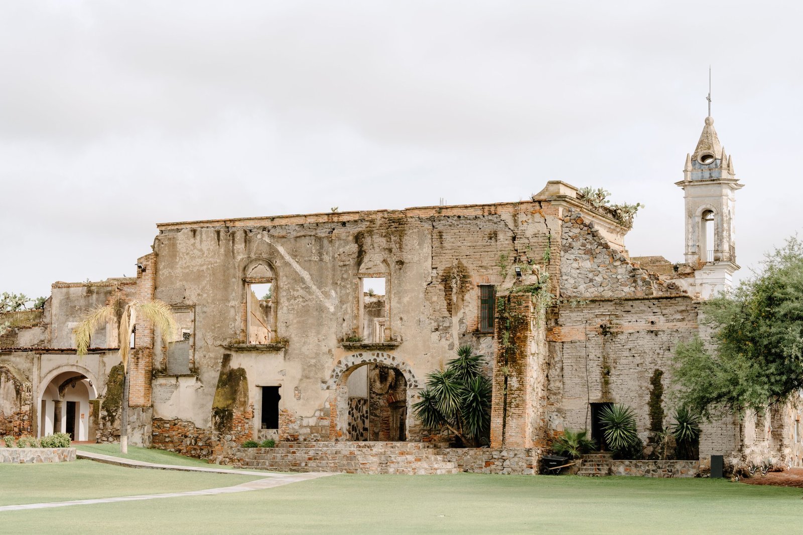 Explore the ruins of the Cathedral of San José.