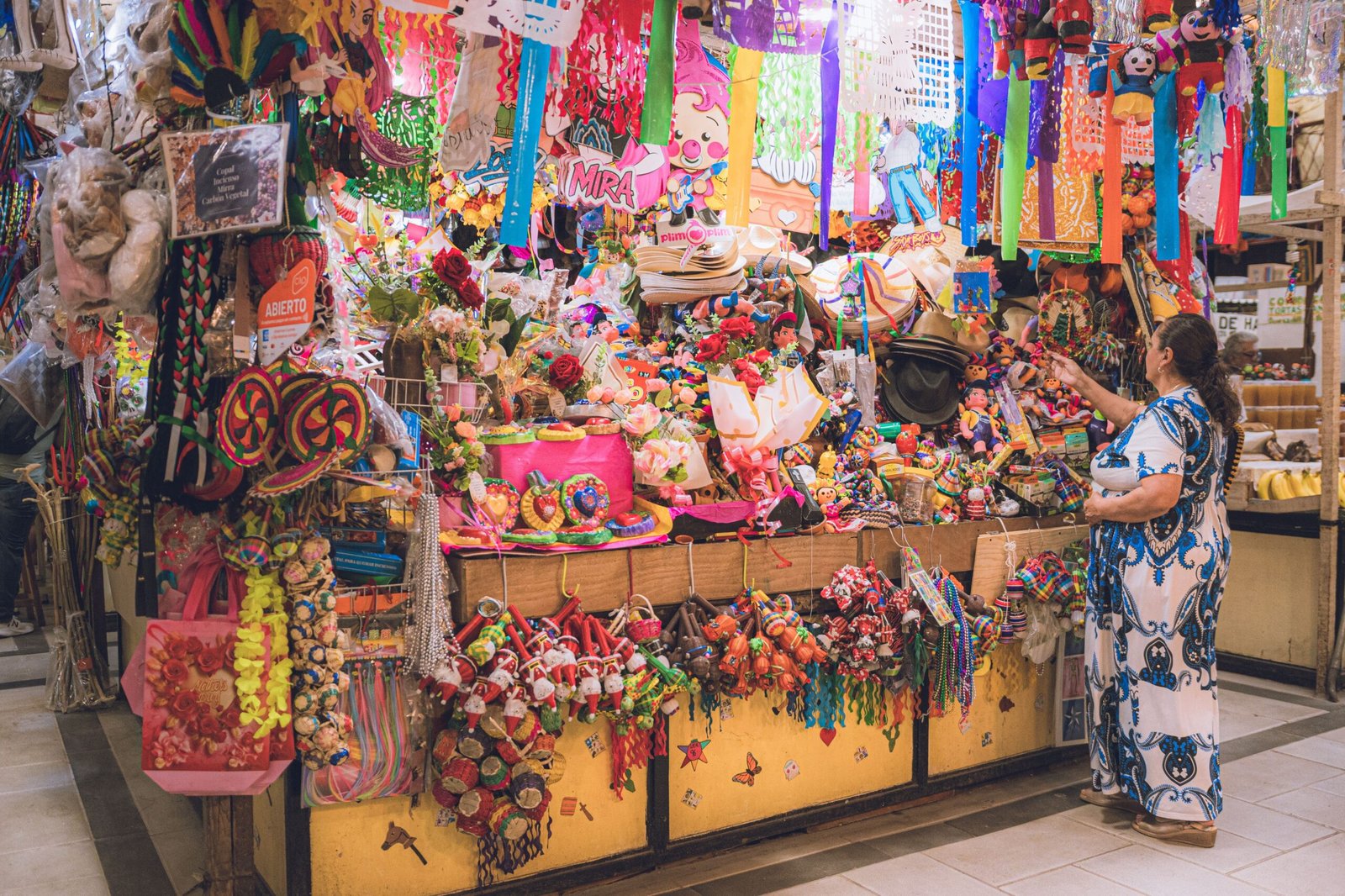 Discover the vibrant Mercado de Artesanías for traditional handicrafts and souvenirs