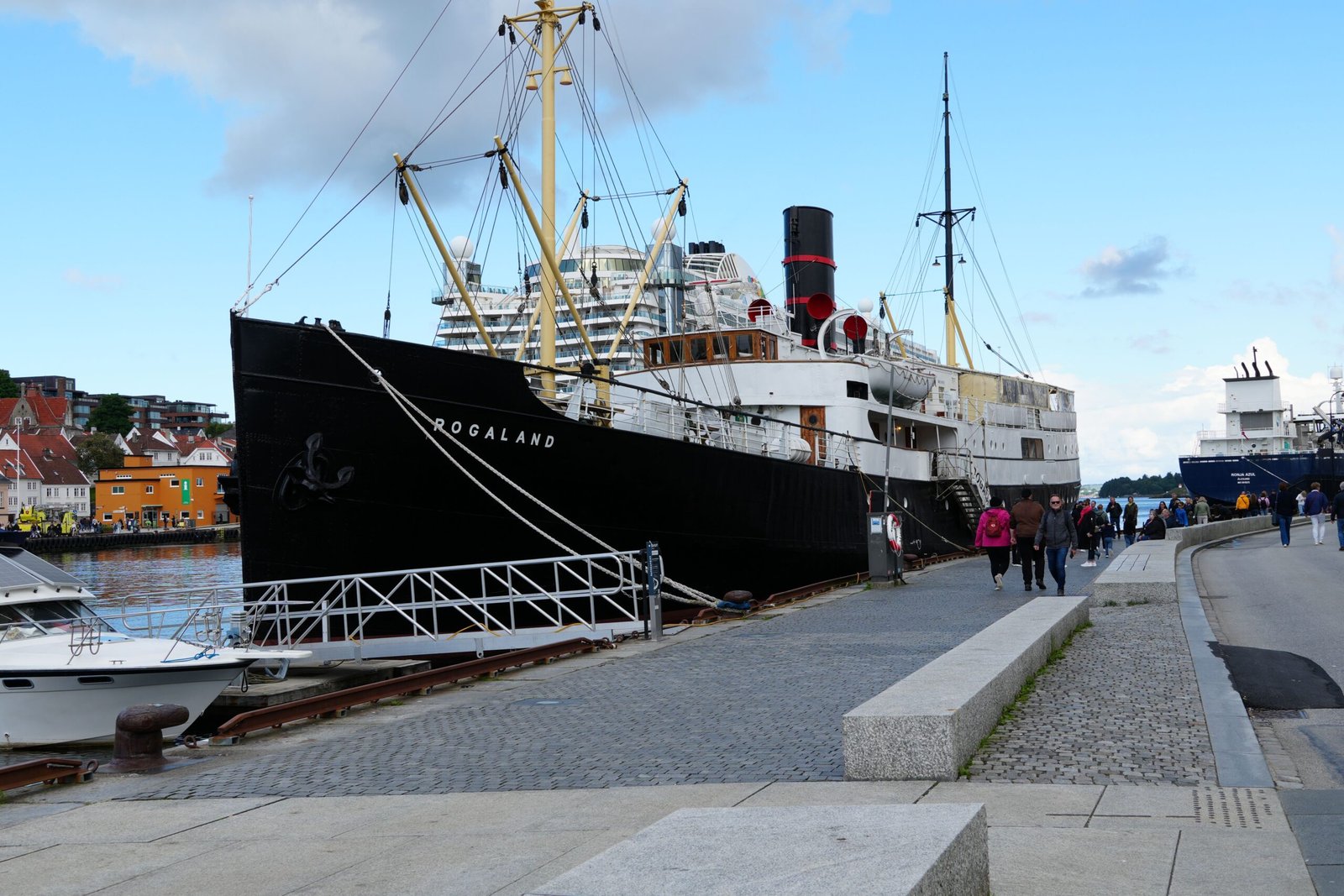 Visit the iconic Handelskade waterfront for stunning photo opportunities.