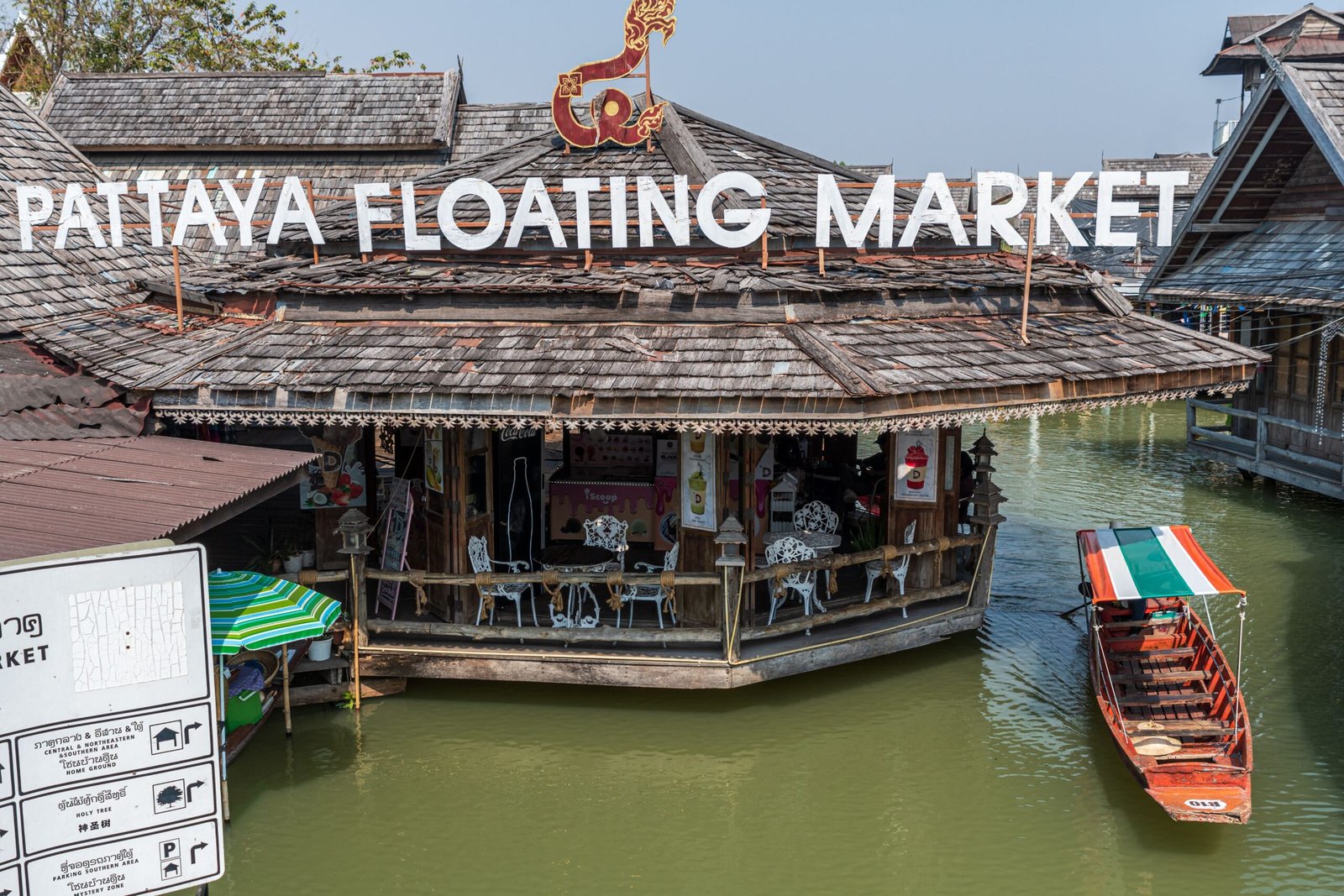 Experience the lively atmosphere at the Pattaya Floating Market