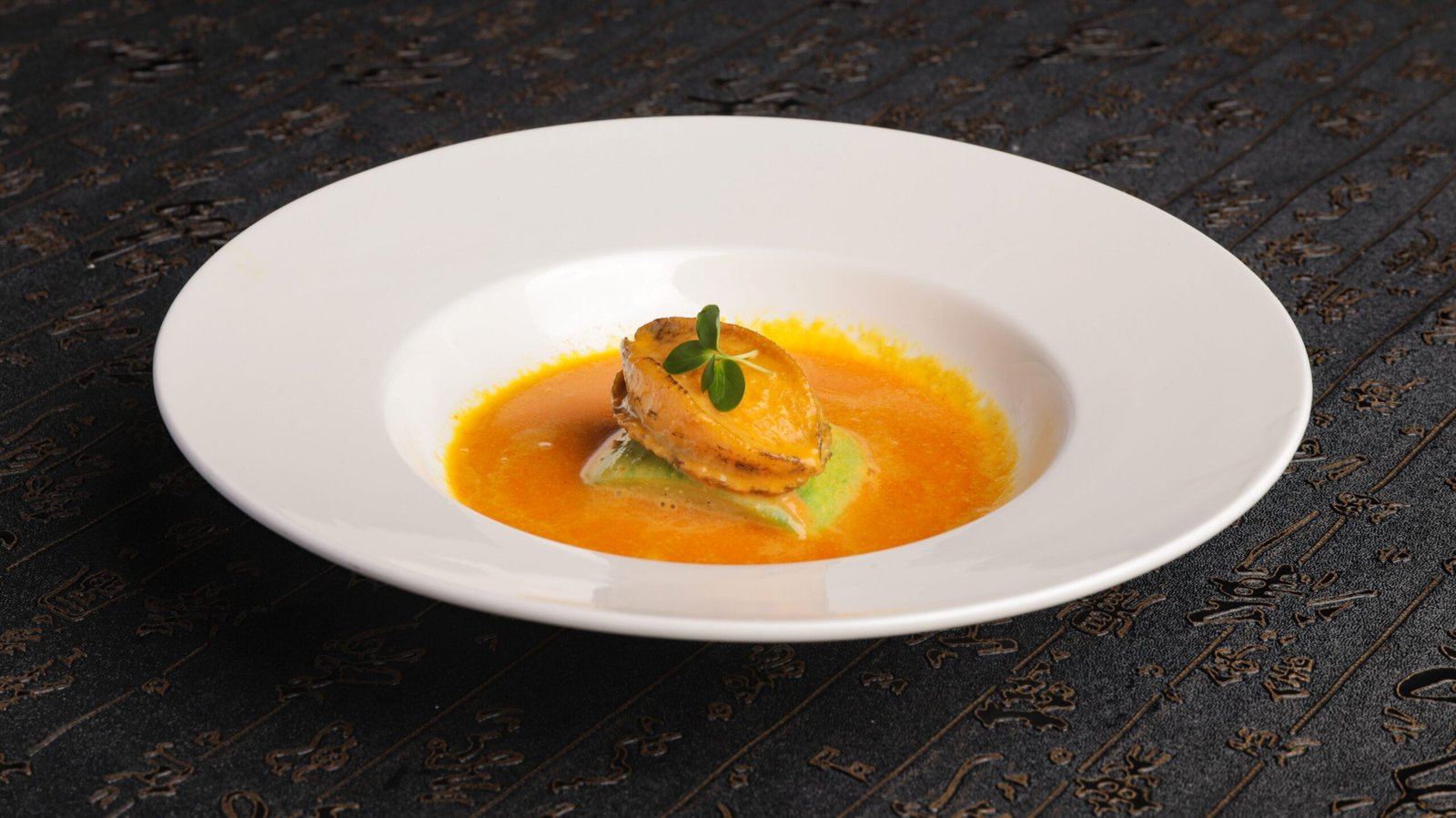 Dine at the Michelin-starred restaurant,é by José Andrés, for a unique culinary experience.
