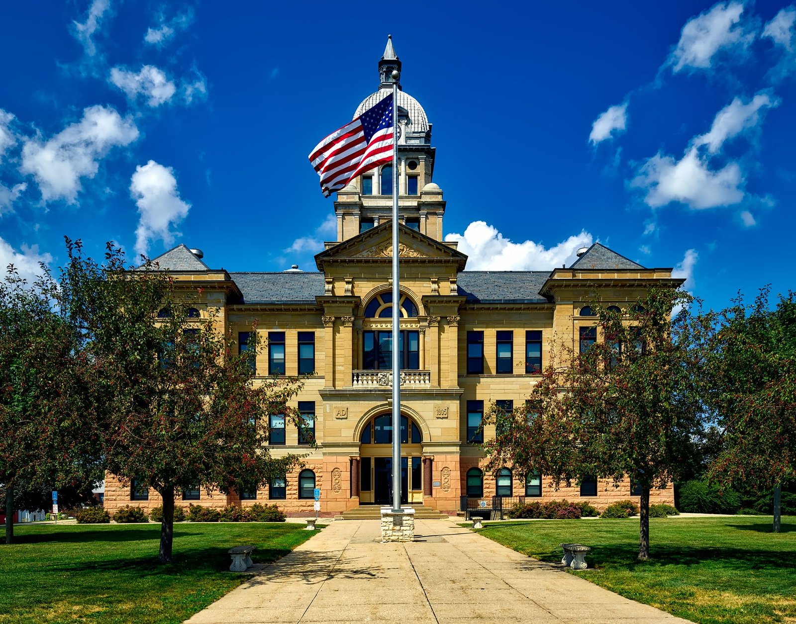 Take a guided tour of the historic Sonora Courthouse.