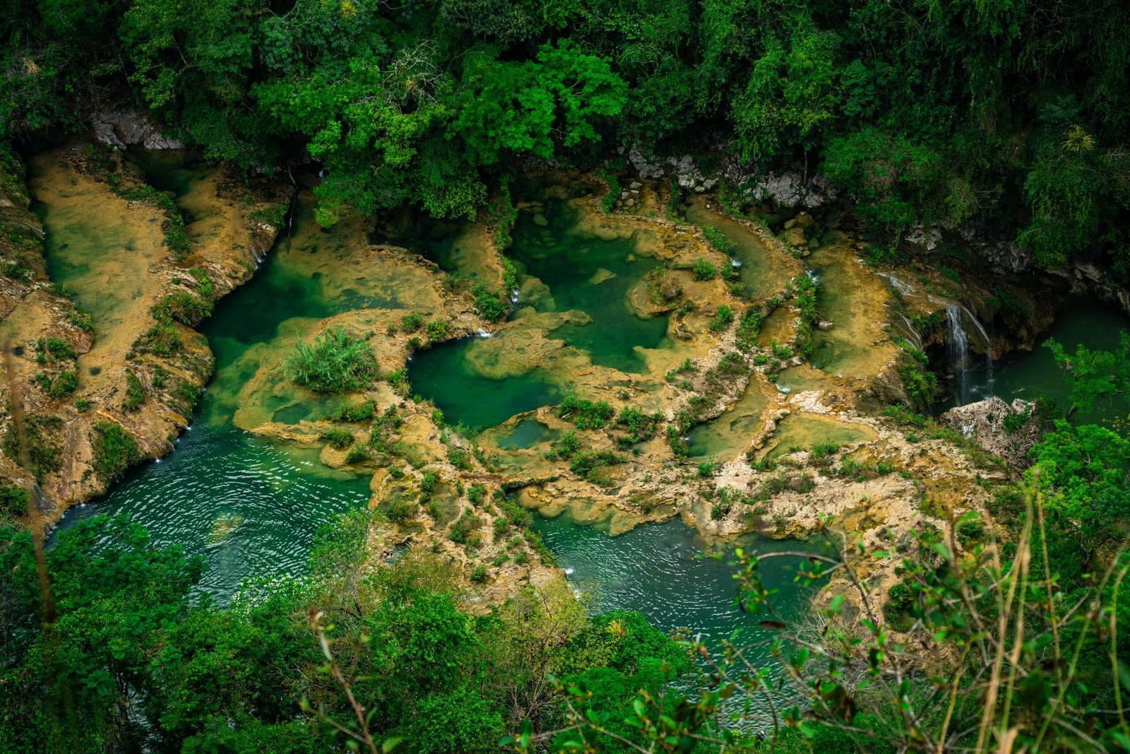 Sure! Here are the 25 best things to do in Guatemala, each highlighting a specific activity in a particular location: