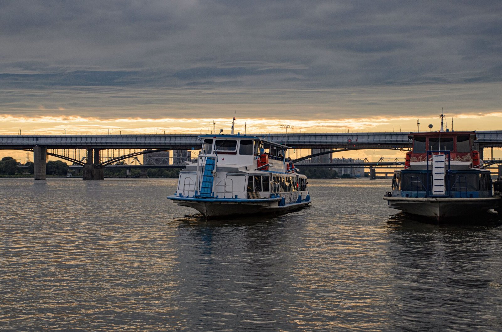 Take a sunset cruise on the Wisconsin River with the Dells Boat Tours.