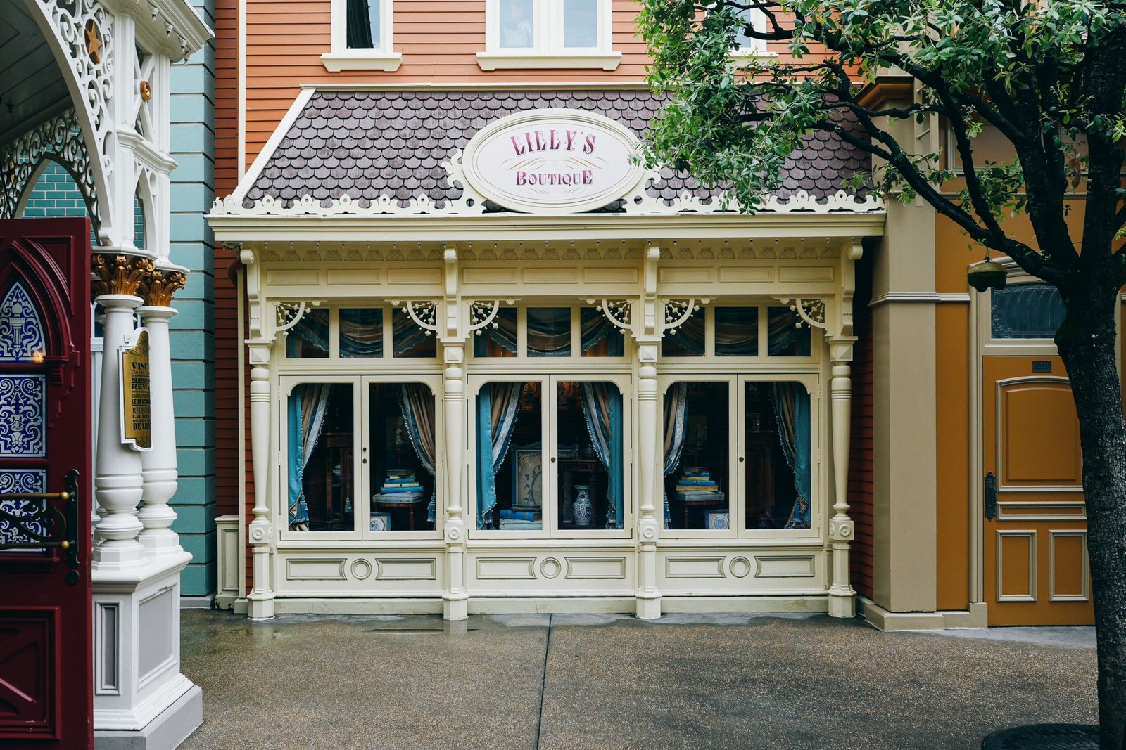 Visit the charming shops and boutiques in the Gulf Place Town Center.