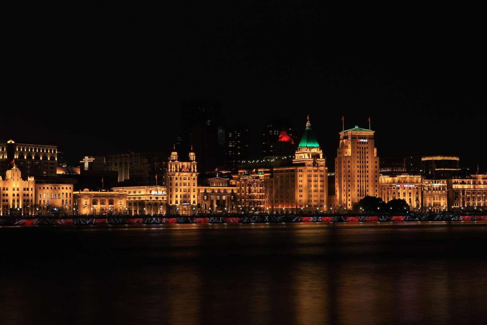 Stroll along the Bund to admire the skyline and colonial architecture