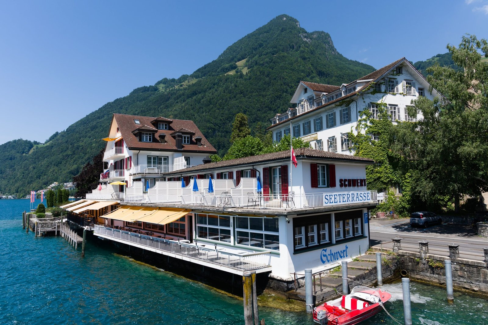 Discover the picturesque village of Mürren and dine at one of its cozy restaurants.