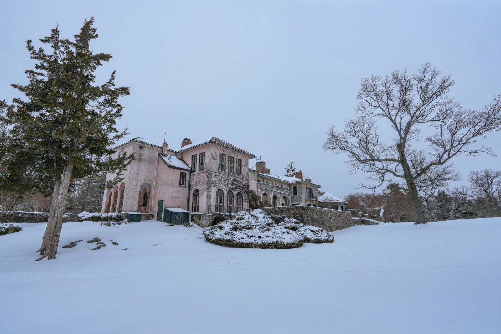 Visit the stunning Kykuit, the Rockefeller Estate, for a tour of the historic mansion and beautiful gardens.