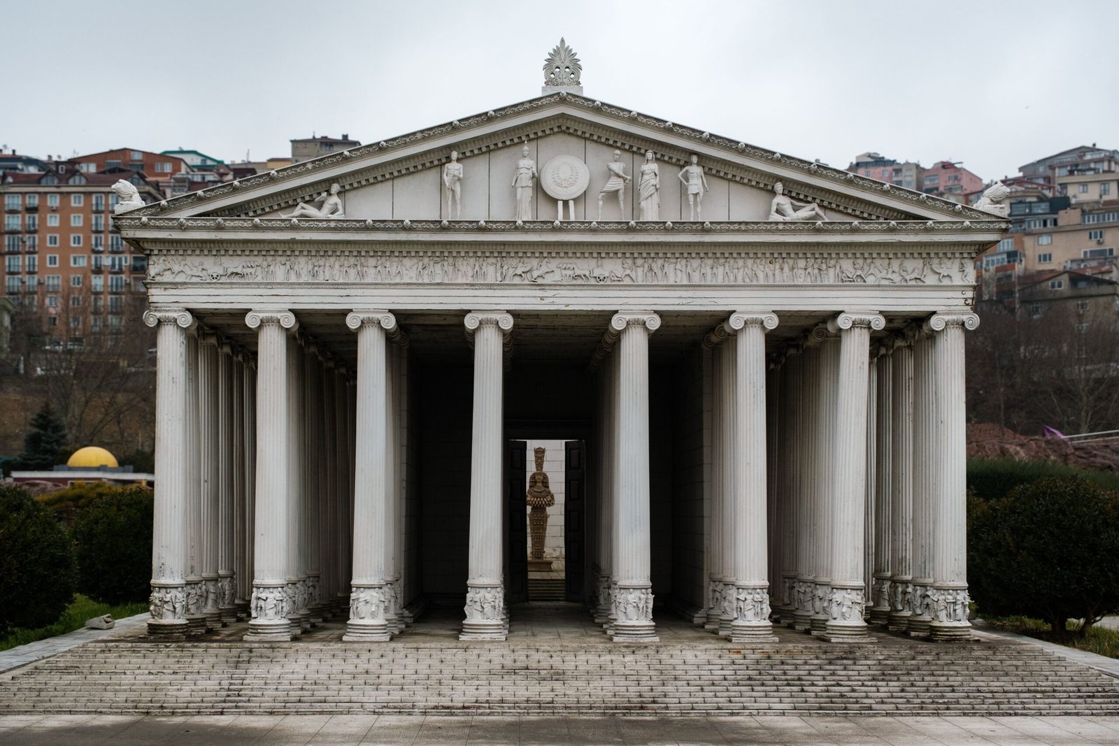 Stroll through Centennial Park and visit the Parthenon replica.