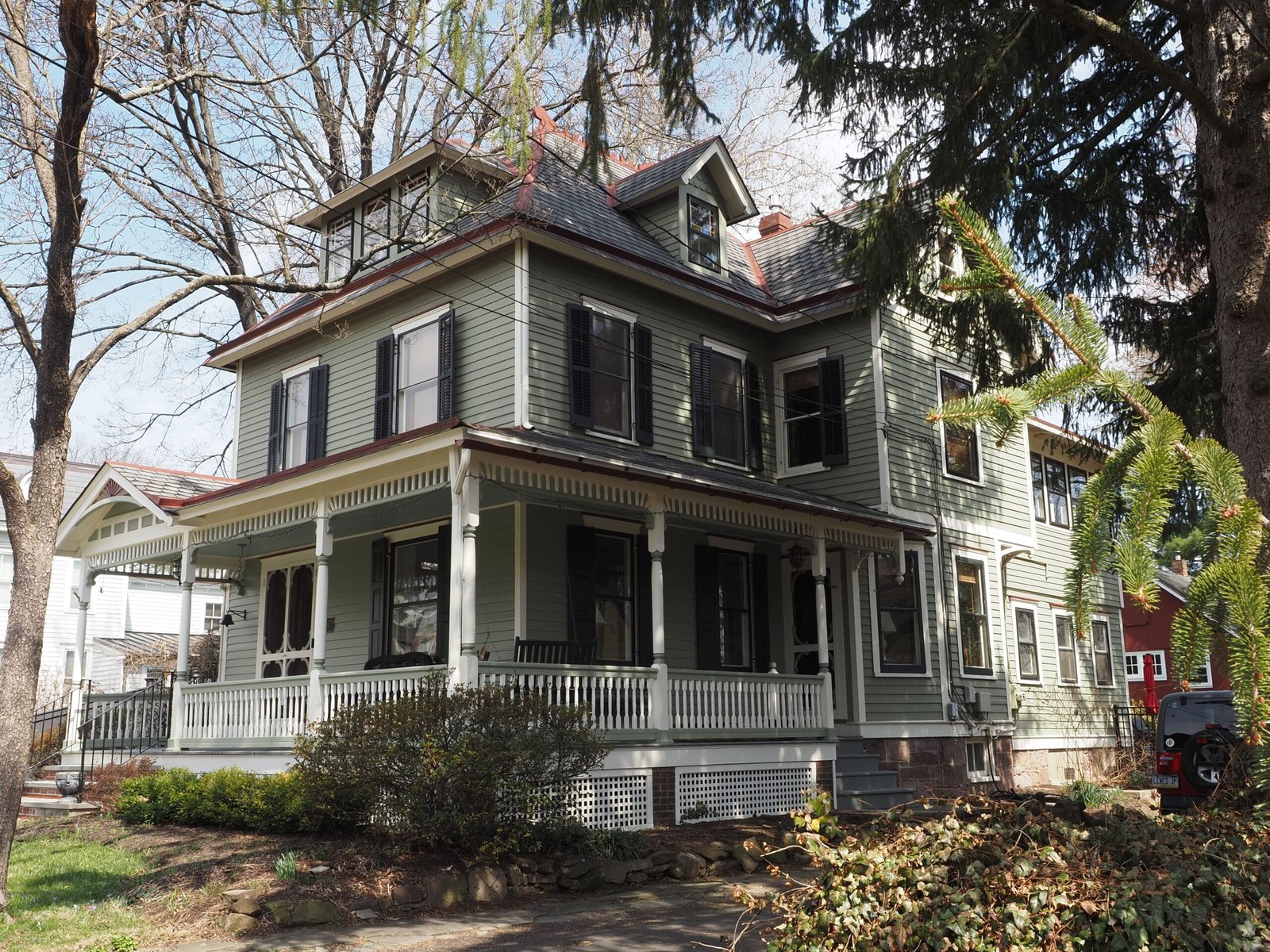 Explore the historic Fourth Ward neighborhood and its charming Victorian homes.