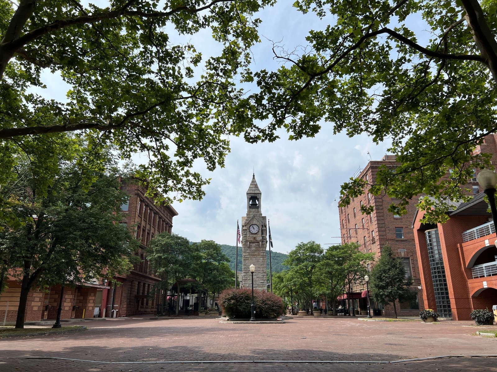 Stroll through the scenic Fairfield County Courthouse Square