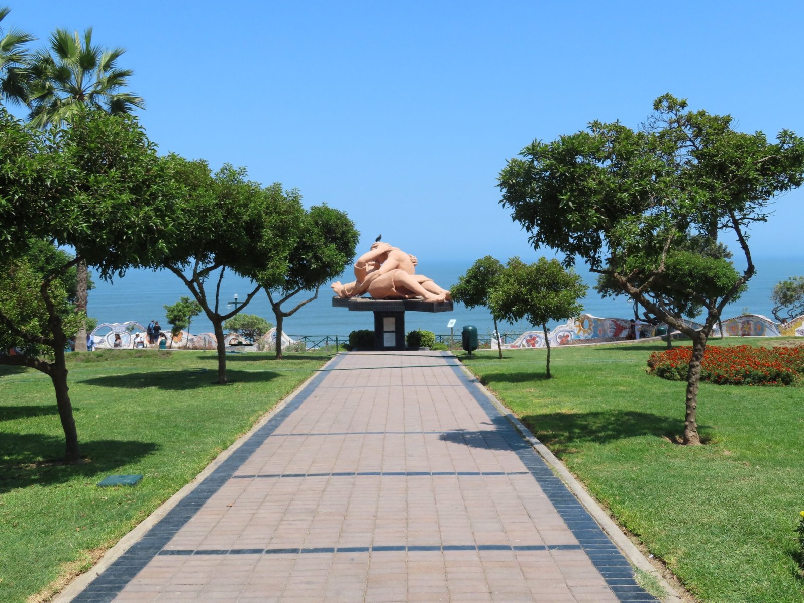 Stroll through the beautiful Parque de los Gatos to see the iconic cat sculptures.