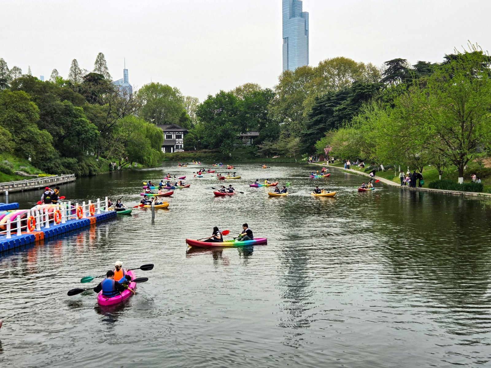 Take a leisurely walk around the Chengdu People’s Park