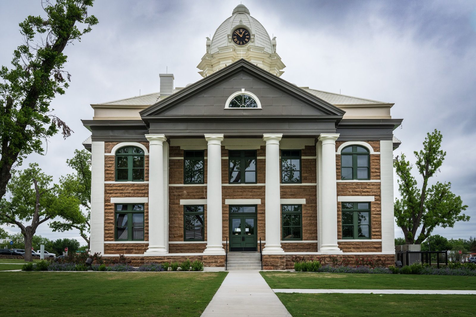 Enjoy a picnic at the picturesque Kane County Courthouse lawn.