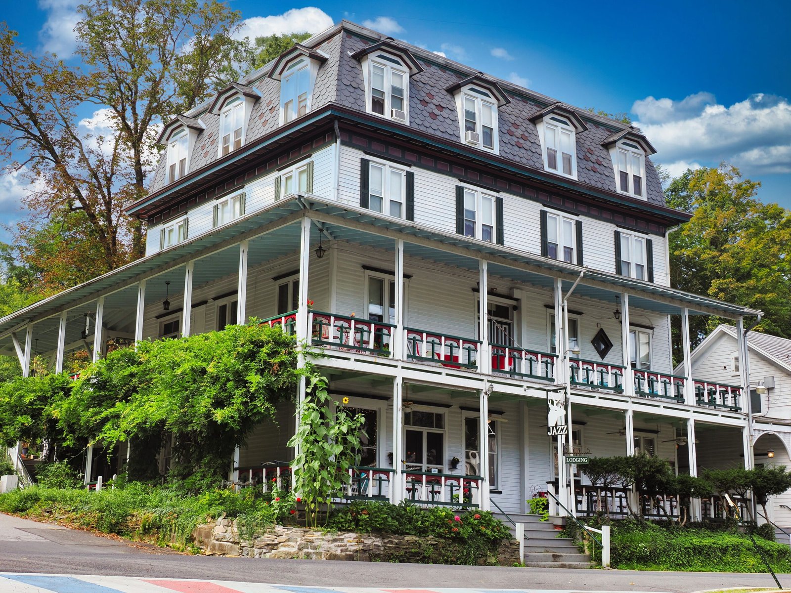 Enjoy a guided tour of the historic Martha Washington Inn & Spa.