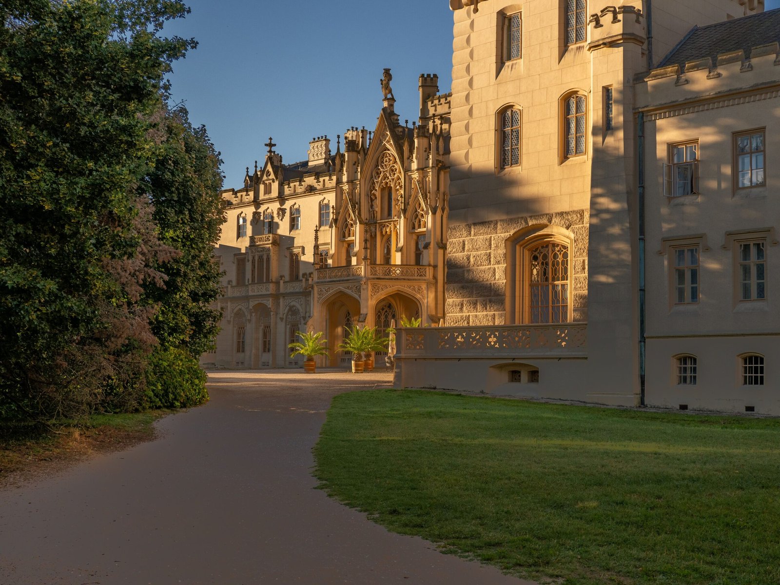 Experience the beauty of Lyndhurst, a stunning gothic revival mansion with picturesque grounds.